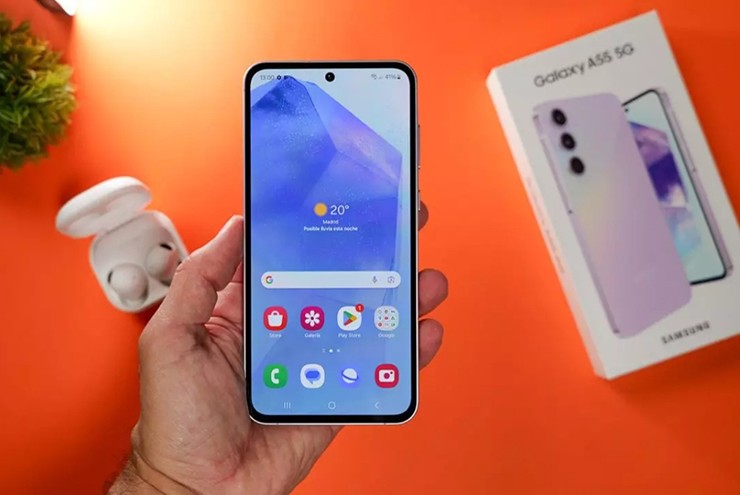 Galaxy A55: Một lựa chọn thay thế rẻ hơn và cũng hoàn thiện không kém là Galaxy A55 với giá khoảng 9,69 triệu đồng. Đó là một mẫu máy có thiết kế thanh lịch gợi nhớ đến iPhone mà không phải tốn quá nhiều tiền. Màn hình điện thoại của Samsung nổi tiếng vì chất lượng và Galaxy A55 cũng không phải ngoại lệ với tấm nền Super AMOLED có độ chính xác màu ấn tượng. One UI 6.1 dựa trên Android được trau chuốt và tính thẩm mỹ cao cũng như khả năng tùy chỉnh. Khả năng chụp ảnh của máy khá tốt và có bộ ổn định hình ảnh ở camera chính để đảm bảo ảnh chụp tuyệt vời cả ngày lẫn đêm.