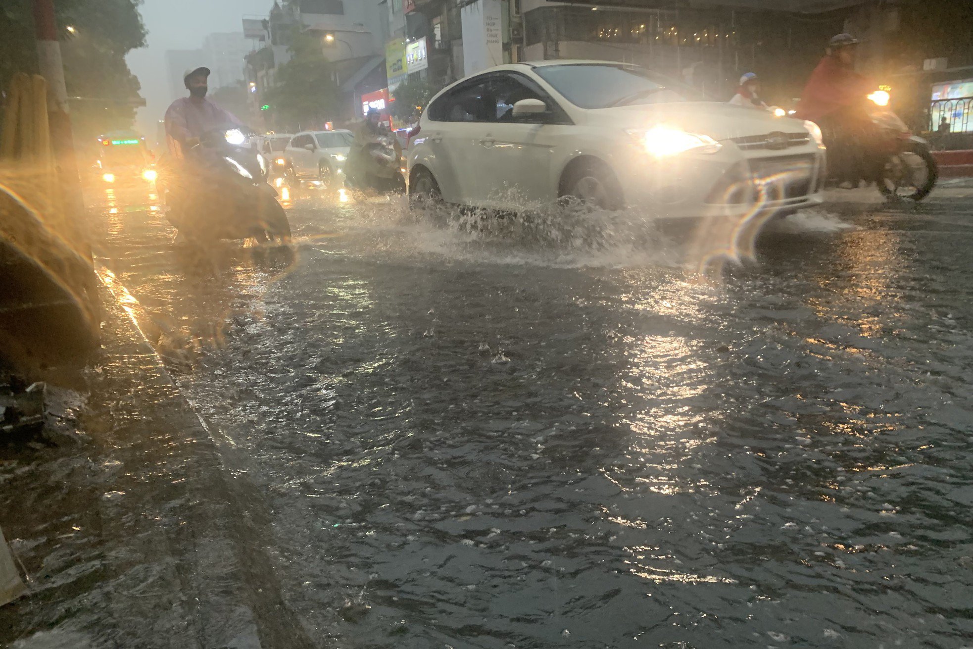 Mưa trắng trời, đường thành 'sông', người Hà Nội chật vật 'vượt' ùn tắc về nhà - 4