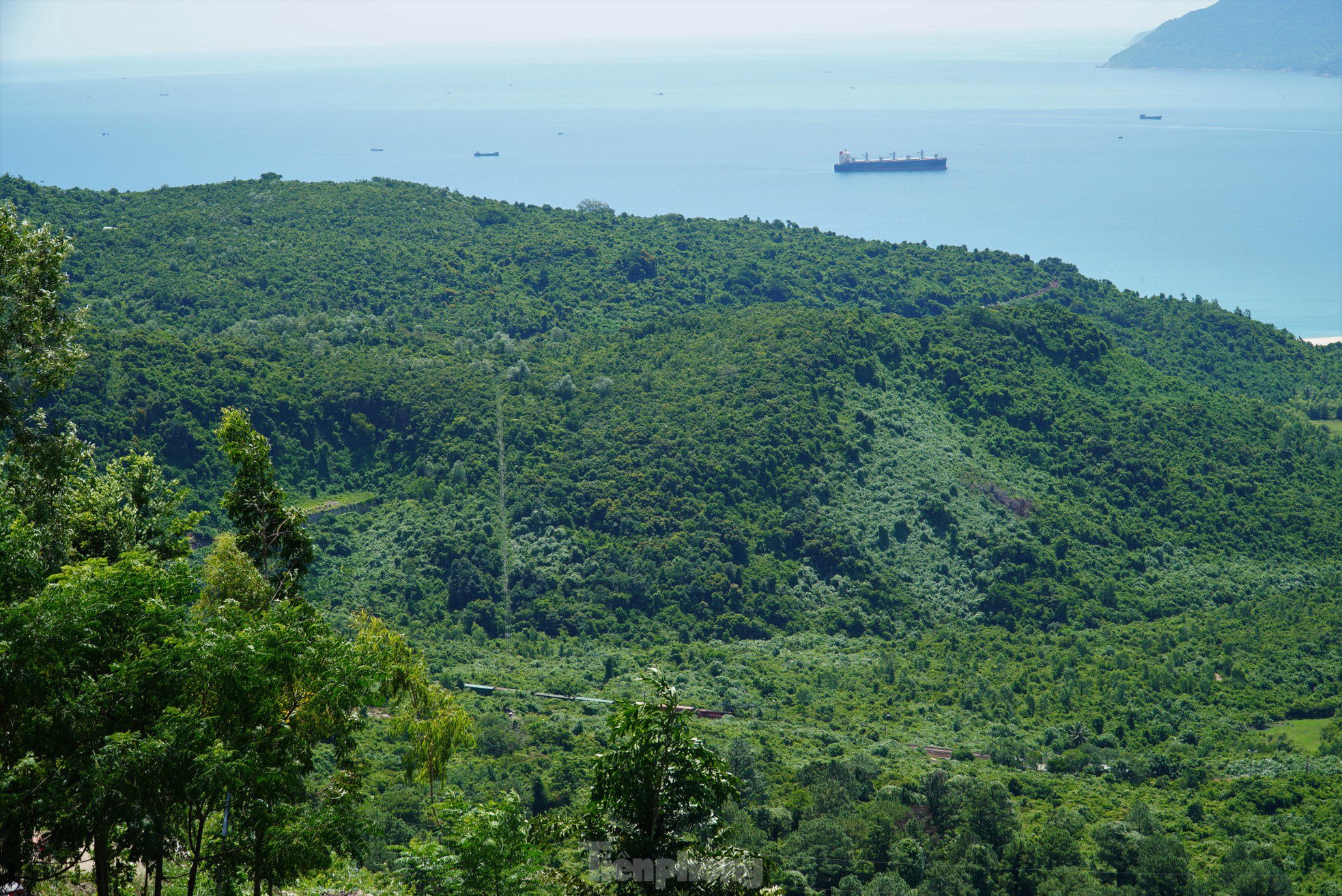 View ngắm tàu qua núi từ đèo Hải Vân. Ảnh: Thanh Hiền.