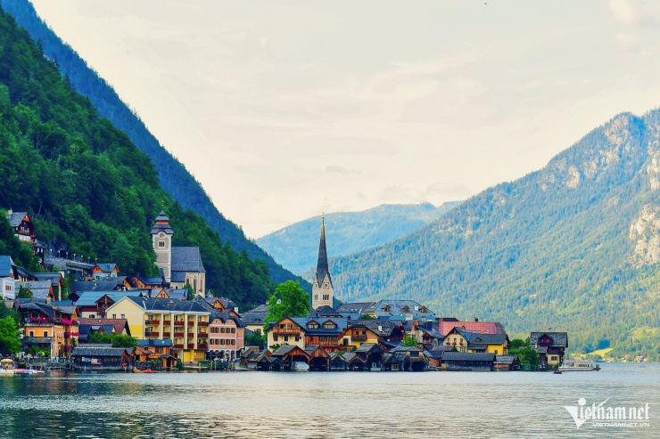 Từ giữa tháng 7 đến hết tháng 9, thời tiết tại Hallstatt rất đẹp, luôn ngập tràn ánh nắng và khô ráo.&nbsp;