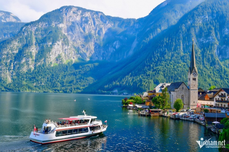 Ngồi trên du thuyền đi dạo vòng hồ hoặc leo lên cao nhìn xuống, du khách sẽ bị Hallstatt cuốn hút bởi màu xanh của cây, hồ nước hòa quyện cùng ánh nắng vàng đặc biệt lúc chiều muộn.&nbsp;