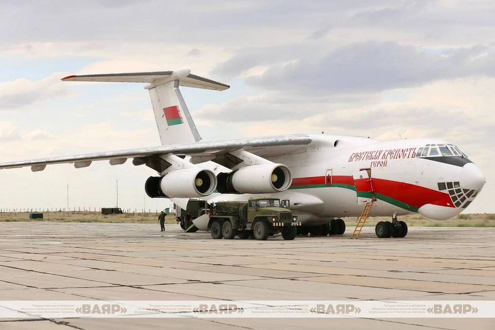 Máy bay vận tải Il-76MD của Belarus đưa lực lượng phòng không tham gia diễn tập tác chiến chiến thuật tại trung tâm huấn luyện Ashuluk (Nga). Ảnh: VAYAR