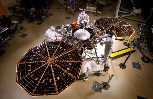 Robot - tàu đổ bộ InSight của NASA khi đang được chế tạo - Ảnh: NASA