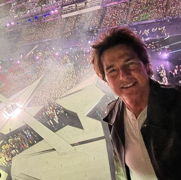 Tom Cruise chụp ảnh selfie trước khi nhảy xuống khỏi nóc sân vận động Stade de France.