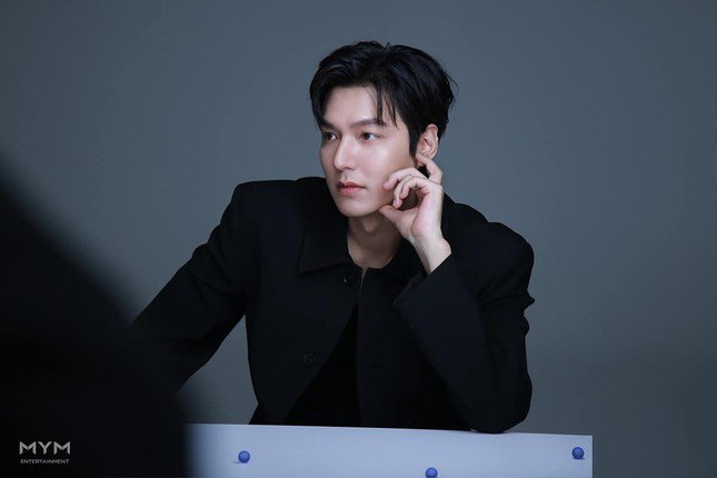 Mới đây, Lee Min Ho đứng thứ 5 trong Top 10 nam diễn viên xứ Hàn được tìm kiếm nhiều nhất trên Google toàn cầu vào nửa đầu năm 2024 (Từ 1/1-30/6). Điều này chứng minh sức hút của Lee Min Ho dù thời gian qua anh không có tác phẩm lên sóng.