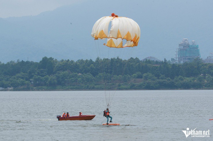 Xem trực thăng Mi-171 'bay treo' với tình huống cứu phi công gặp nạn - 8