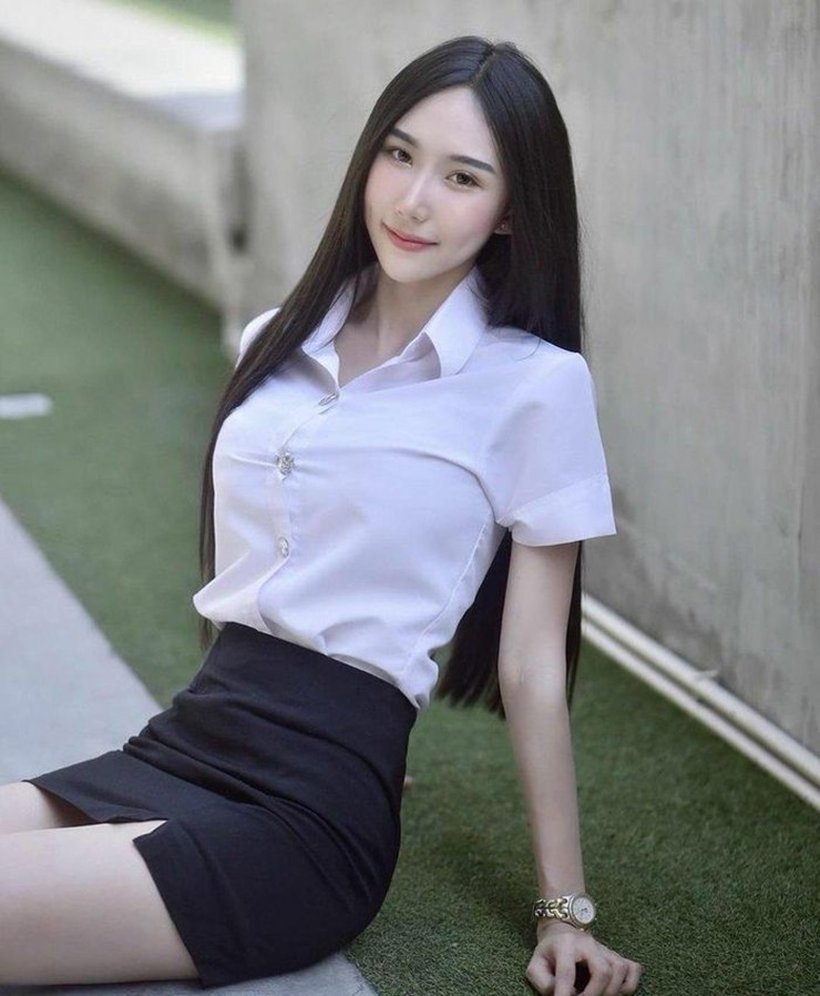 Lên đại học, nàng hot girl xứ Chùa Vàng vẫn được mệnh danh là khoa khôi giảng đường nhờ sở hữu gương mặt như thiên thần.
