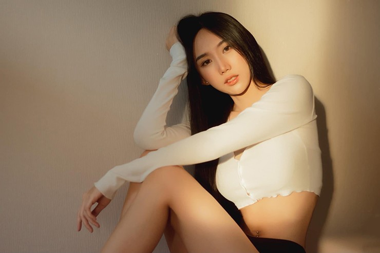 Vẻ gợi cảm của &#34;hot girl học đường&#34; khiến người xem không thể rời mắt.
