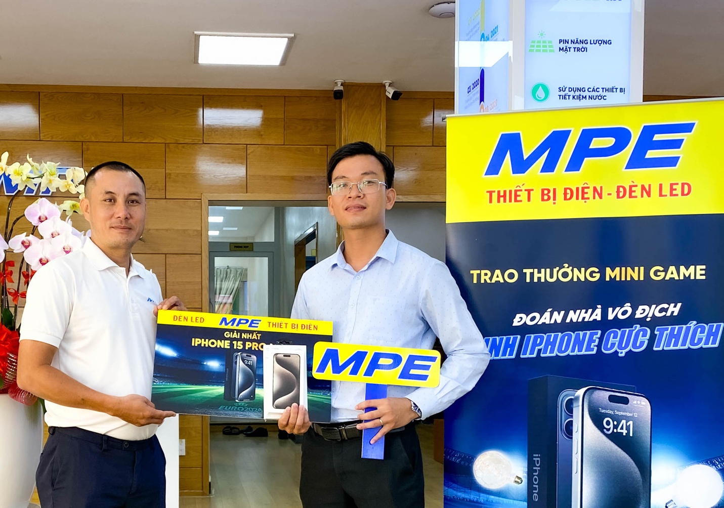 Đại diện Công ty MPE (bên trái) trao giải Nhất của cuộc thi “Dự đoán cực đỉnh, trúng quà cực chất” với phần thưởng là chiếc Iphone 15 promax 256G