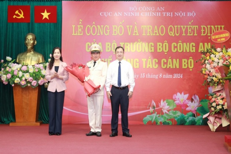 Phó Bí thư Tỉnh ủy Quảng Ninh Đặng Xuân Phương và Phó Chủ tịch UBND tỉnh Quảng Ninh Nguyễn Thị Hạnh tặng hoa chúc mừng Thiếu tướng Đinh Văn Nơi.