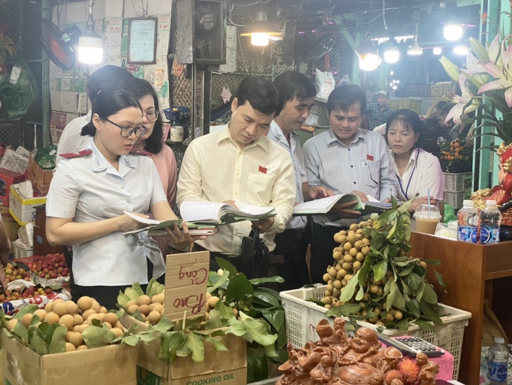 Kiểm tra chợ đầu mối Thủ Đức lúc nửa đêm, đoàn giám sát bất ngờ với câu trả lời của tiểu thương - 3