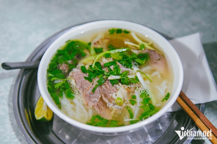 Phở bò Hà Nội thường có nước dùng trong, vị thanh. Ảnh: Linh Trang