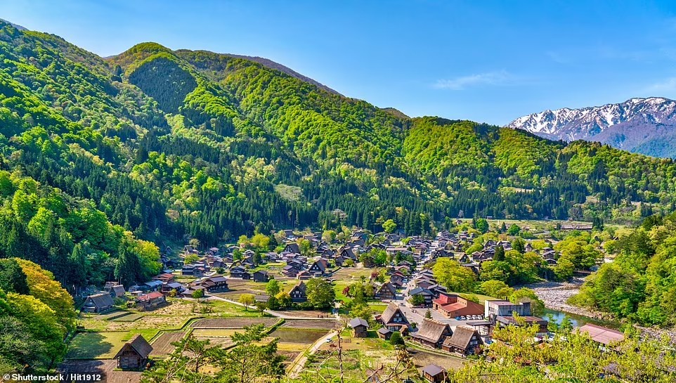 Làng Shirakawa-go nằm ở dãy núi Ryōhaku, là di sản văn hóa thế giới với những ngôi nhà kiểu gassho-zukuri có tuổi đời 250 năm. Du khách có thể ở lại qua đêm trong những ngôi nhà này.