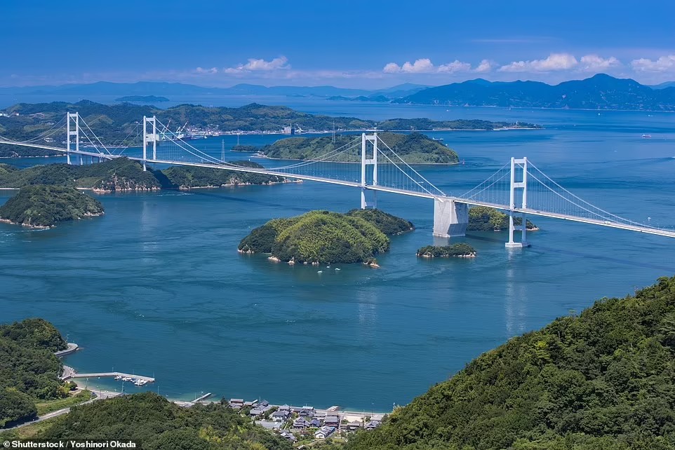 Tuyến đường Sinmanami Kaido 70km kéo dài qua các hòn đảo ở biển Seto với cầu Kurushima tạo nên những cung đường tuyệt đẹp cho hành trình đạp xe ngoạn mục nhất thế giới.