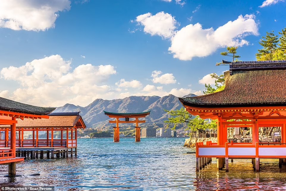  Đảo Miyajima được UNESCO công nhận là Di sản Thế giới, cổng torii ở đây cực kỳ ấn tượng, có niên đại từ cuối thế kỷ thứ 6. Khi thuỷ triều lên, cổng torii trông như nổi trên mặt nước.