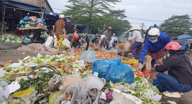 Những người nhặt khoai tây trong đống rác ở chợ ĐMNS Thủ Đức vào sáng 27/7. Ảnh: Thuận Nhàn