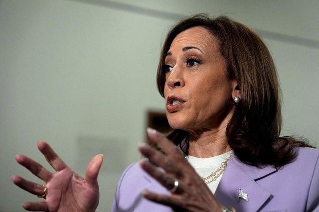 Theo một cuộc khảo sát được công bố hôm 14-8, Phó Tổng thống Kamala Harris đang dẫn trước cựu Tổng thống Donald Trump ở 5 trong số 7 bang chiến địa. Ảnh: Reuters