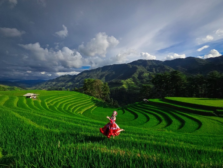 Cô gái vùng cao rực rỡ ttrong khung cảnh hùng vĩ của Mù Cang Chải.