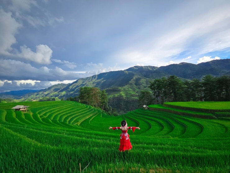 Bạn không cần phải cầu kỳ nhức đầu chọn váy áo, bởi những bộ trang phục vùng cao đẹp đẽ như thế này bạn có thể nhờ luôn hướng dẫn viên chuẩn bị.