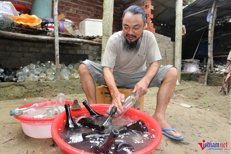 Trước khi dùng vỏ chai làm nhà, ông rửa sạch, đổ đầy nước vào trong rồi đậy nắp lại.