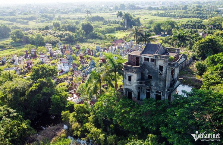 Theo ghi nhận thực tế, căn nhà chưa có tường bao, xung quanh là vườn cây um tùm, sát phía sau là nghĩa trang rộng lớn. Toàn bộ khu nhà đều bị rêu phong, cỏ dại bao phủ khiến khung cảnh trở nên u ám. 