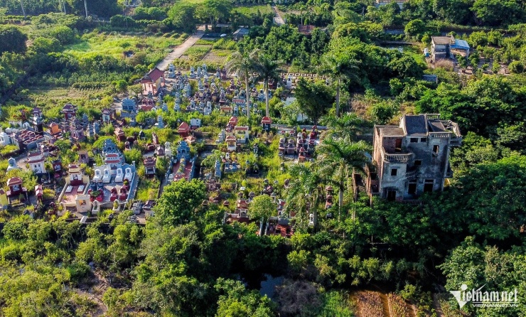 Theo lãnh đạo UBND xã Nam Điền, do bị bỏ hoang lâu ngày nên nơi đây thành chỗ trú ngụ của cú mèo, chim lợn. Hiện, chủ nhà sống tại thôn Vị Khê, cách căn nhà để hoang khoảng 1km.