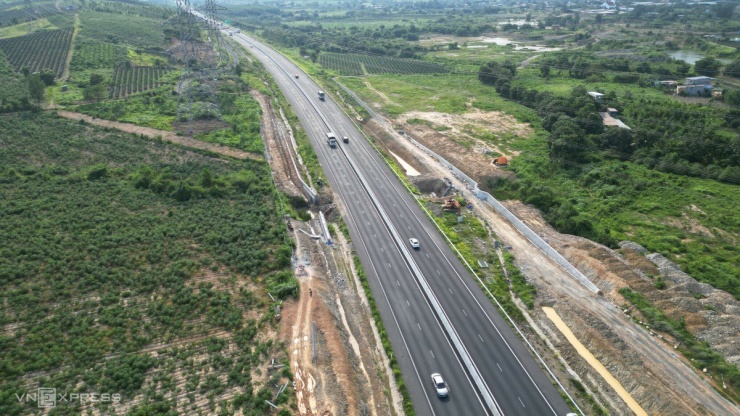 Ở bên trái cao tốc, nơi cao hơn mặt đường, một bức tường với kích thước, chiều dài tương tự được xây để ngăn nước chảy từ trên đồi xuống.