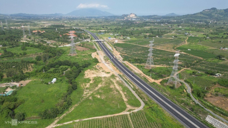 Cao tốc Dầu Giây - Phan Thiết dài 99 km, nối hai tỉnh Đồng Nai và Bình Thuận. Công trình có tổng mức đầu tư hơn 12.500 tỷ đồng, được thông xe vào cuối tháng 4/2023. Cùng với các đoạn khác, tuyến đường góp phần rút ngắn gần một nửa thời gian từ TP HCM đi Nha Trang, từ 9-10 giờ còn 4-5 giờ.