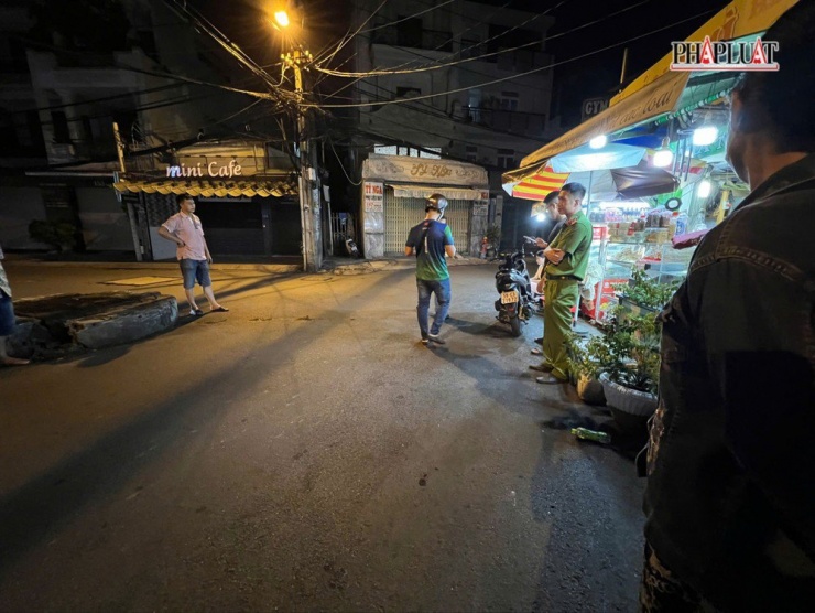 Công an quận Tân Bình đã kiểm tra lại hiện trường, lấy lời khai người liên quan để làm rõ. Ảnh: TT