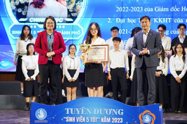 Ngọc Anh vinh dự nhận bằng khen Sinh viên 5 tốt cấp Thành phố năm 2022-2023 do Hội Sinh viên thành phố Hà Nội trao tặng.