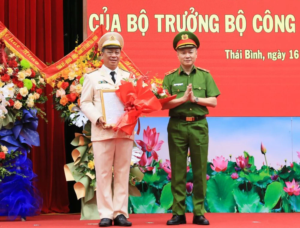 Thiếu tướng Nguyễn Ngọc Lâm, Thứ trưởng Bộ Công an trao Quyết định và tặng hoa chúc mừng Đại tá Trần Xuân Ánh giữ chức vụ Giám đốc Công an tỉnh Thái Bình