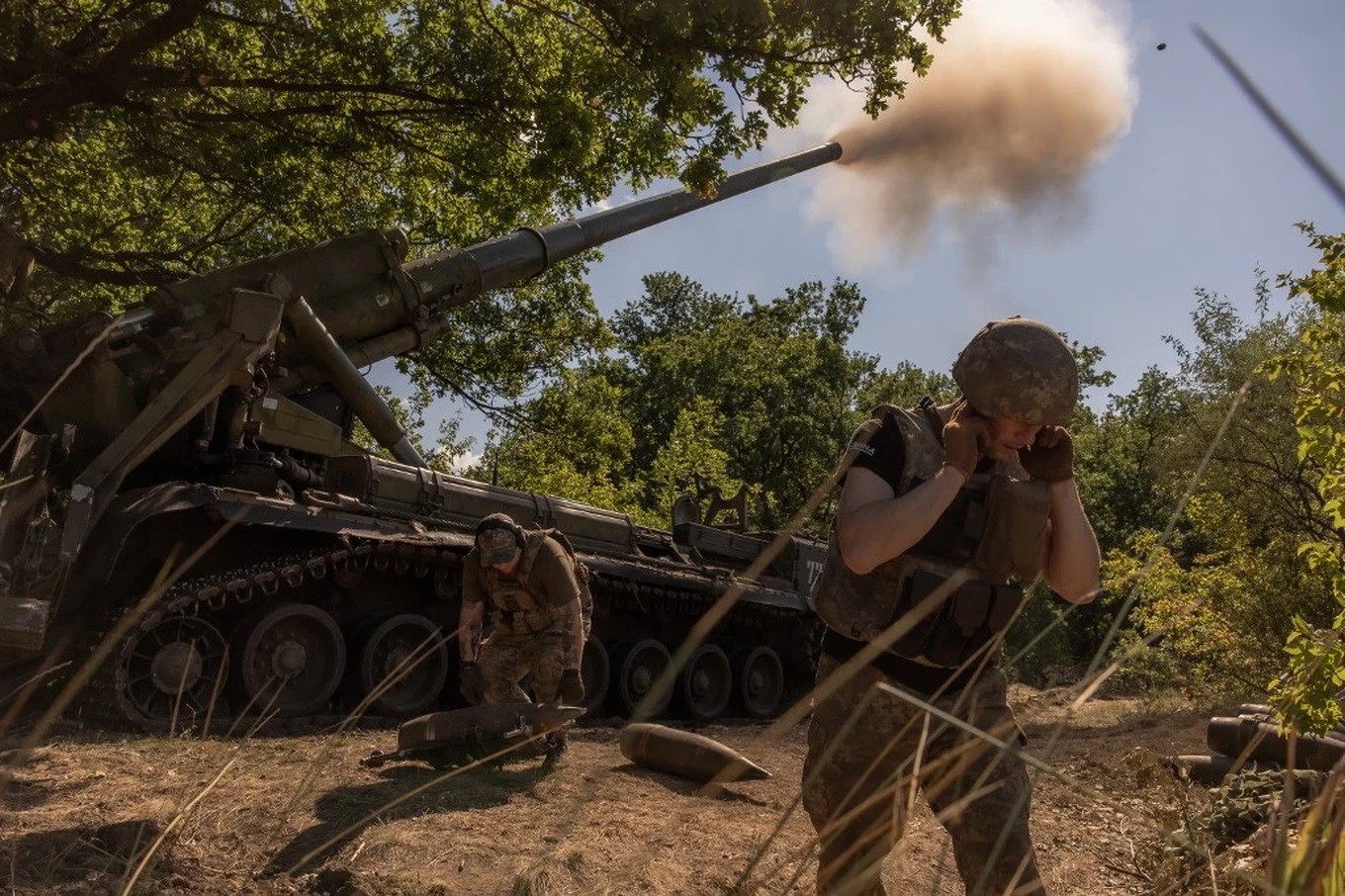 Binh sĩ Ukraine pháo kích ở vùng biên giới (ảnh: Reuters)