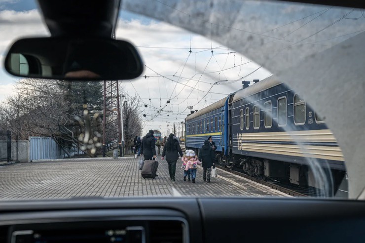 Người Ukraine chờ lên tàu rời thành phố Pokrovsk. Ảnh: Anadolu Agency.