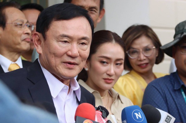 Ông Thaksin Shinawatra và con gái tân thủ tướng Paetongtarn trong một cuộc phỏng vấn bên ngoài nhà riêng ở Bangkok ngày 26-7. Ảnh: Bangkok Post