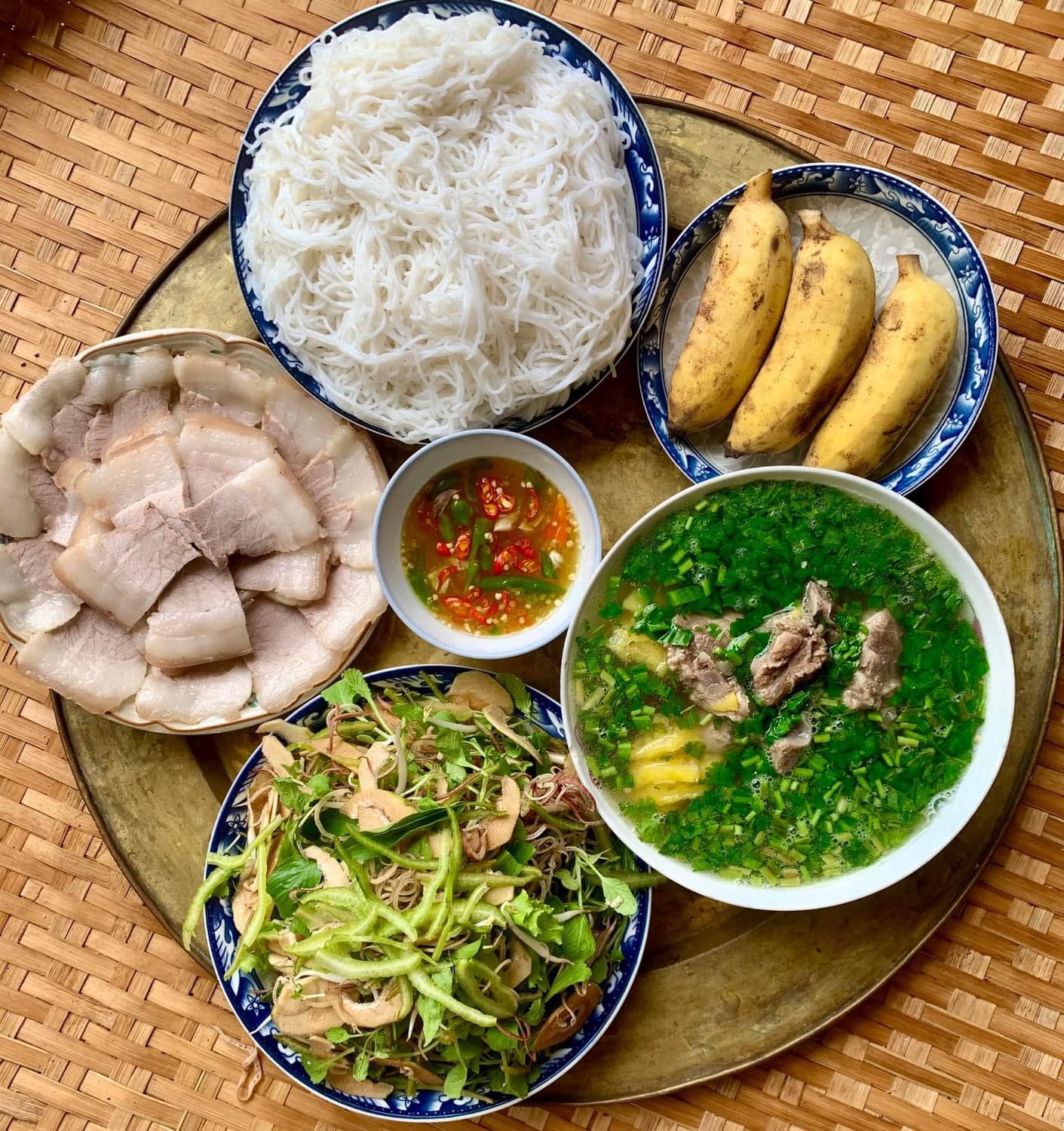 Bún bò - Thịt luộc cuốn bánh tráng