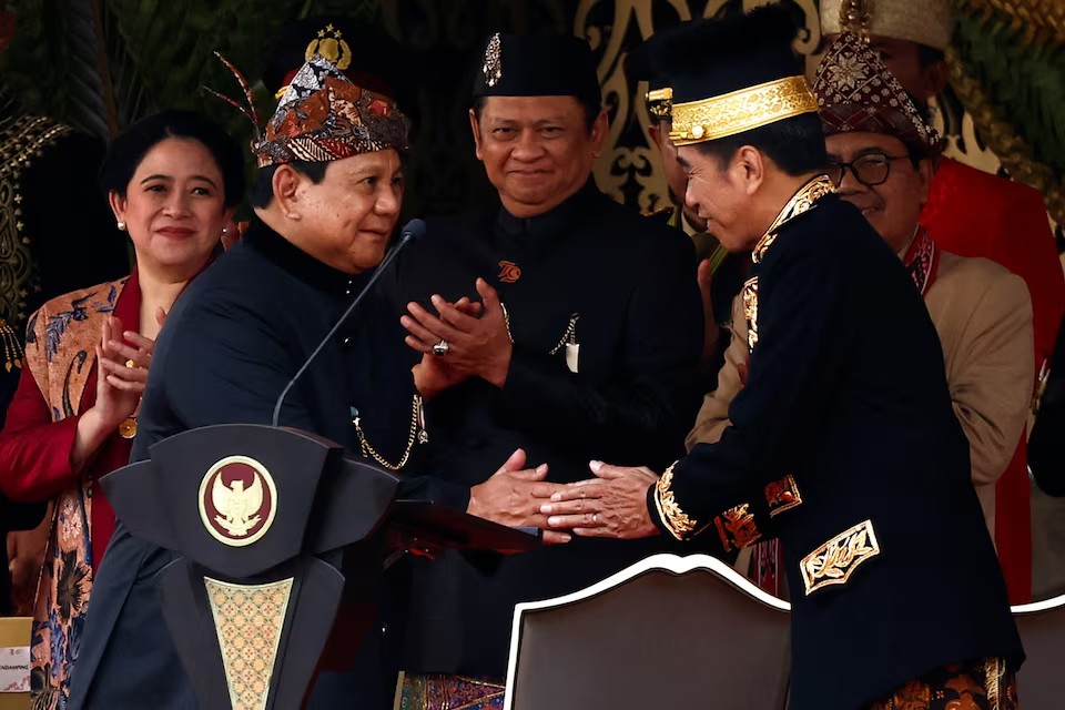 Tổng thống Widodo (bên phải) và người sắp kế nhiệm ông – ông Prabowo Subianto (ảnh: Reuters)