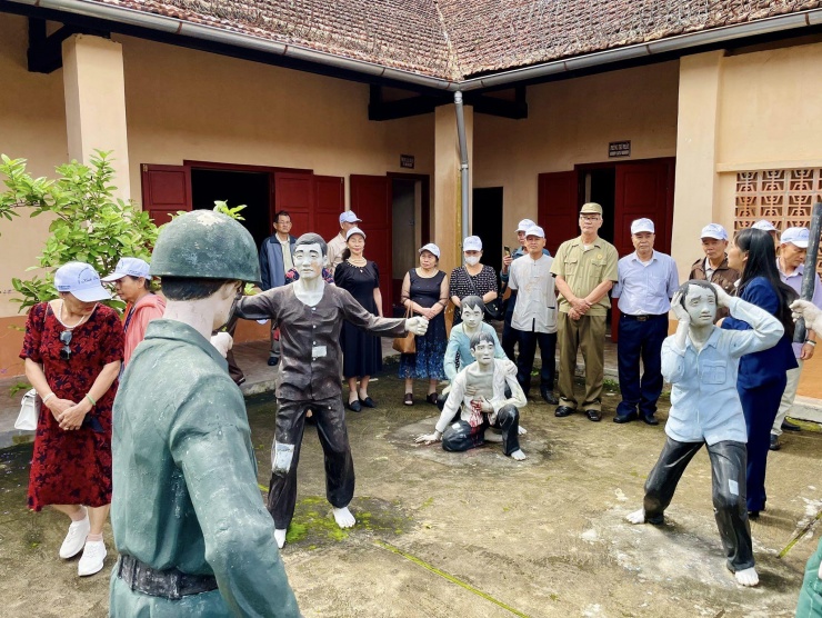 Di tích quốc gia Nhà lao thiếu nhi Đà Lạt thu hút nhiều đoàn khách đến tìm hiểu.