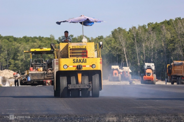 Khu vực đường qua cảng Phước An đang được thảm nhựa.