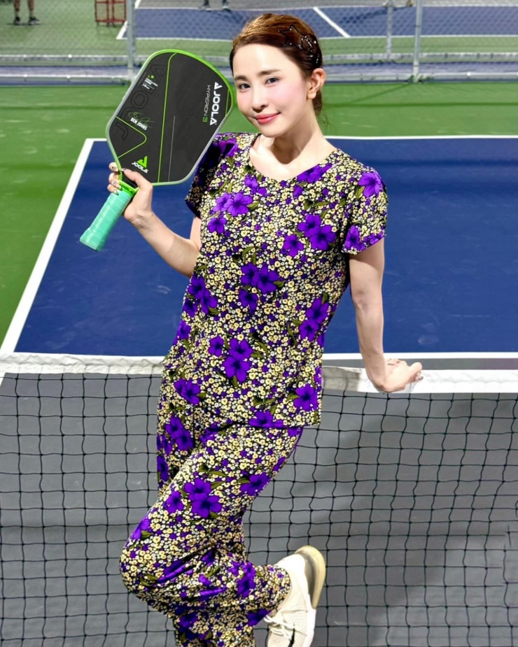 Trước đó, mạng xã hội nổ ra tranh cãi xung quanh trang phục chơi pickleball của các chị em. Nhiều ý kiến trái chiều về những bộ cánh gợi cảm, kiểu dáng siêu ngắn của nhiều người đẹp khi ra sân. Quỳnh Nga nói cô chọn trang phục kín đáo sau khi thấy chủ đề này được bàn tán.