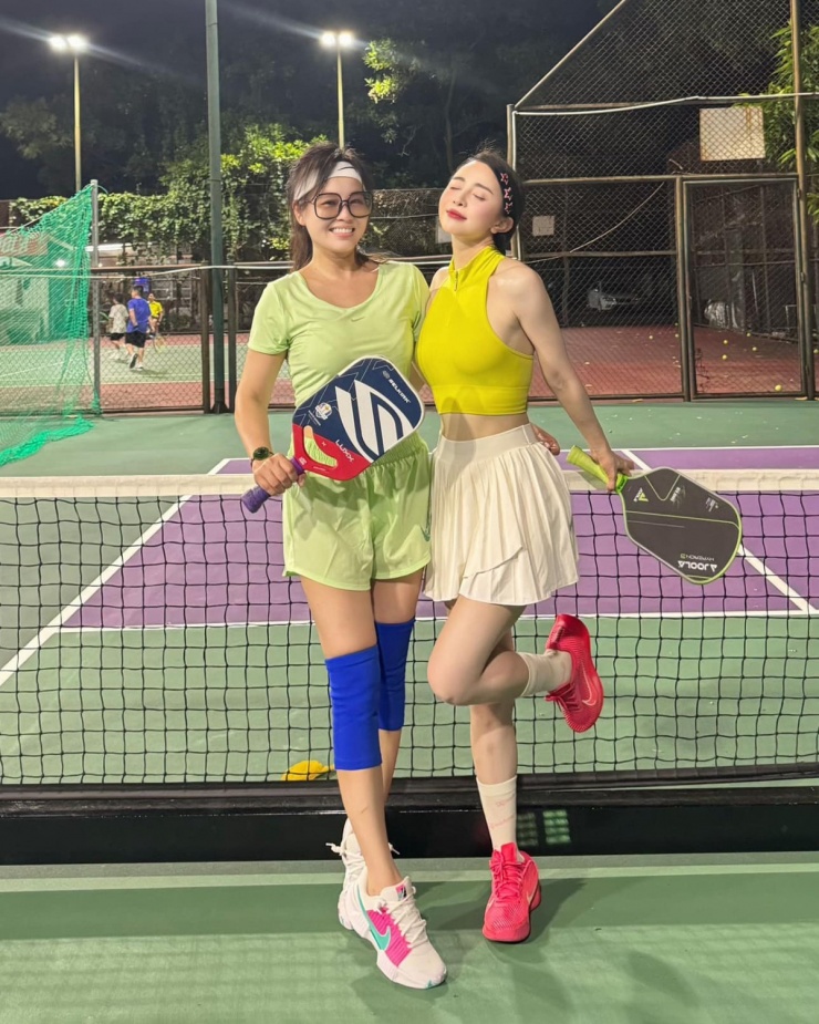 Mỗi lần chơi pickleball, Quỳnh Nga đều tập 'mướt mồ hôi'. Bên cạnh đó, cô tranh thủ chụp hình khoe outfit.