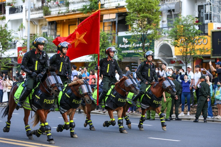 Mãn nhãn với màn trình diễn đỉnh cao của kỵ binh trên đường phố TP HCM - 2