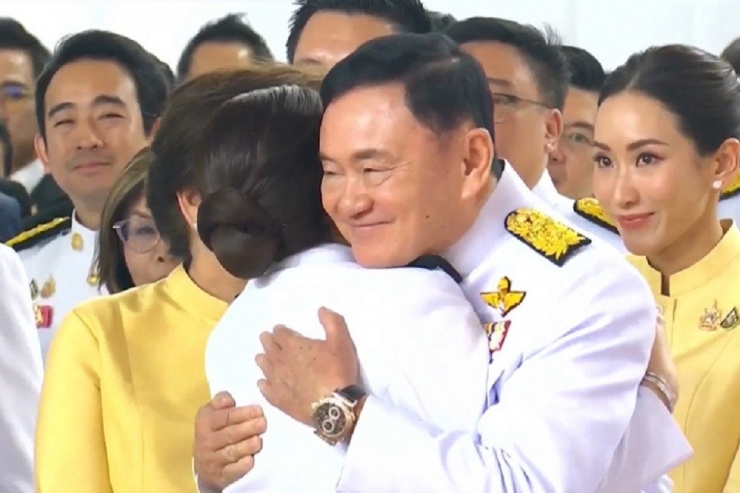 Thủ tướng Thái Lan Paetongtarn Shinawatra trong vòng tay cha mình là ông Thaksin. Ảnh: Khaosod English