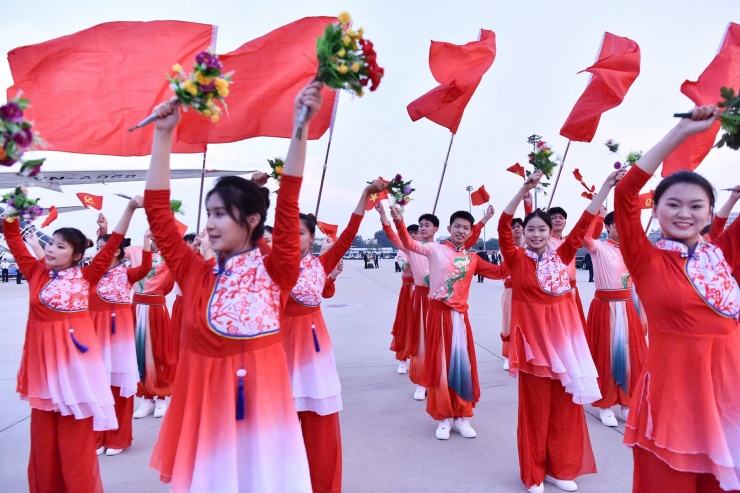 Thanh niên, thiếu niên, nhi đồng Trung Quốc biểu diễn múa hát chào mừng Tổng Bí thư, Chủ tịch nước Tô Lâm và Phu nhân cùng đoàn đại biểu cấp cao Việt Nam. Ảnh: Minh Nhật