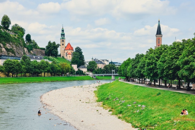 Sông Salzach êm đềm trôi qua thành phố Salzburg.