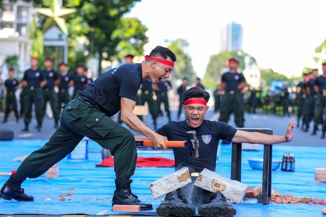 Mãn nhãn với màn trình diễn đỉnh cao của kỵ binh trên đường phố TP HCM - 16