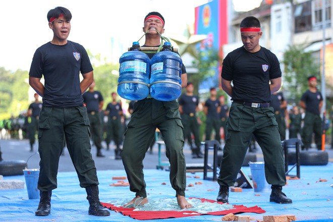 Hình ảnh cảnh sát đặc nhiệm tham gia các phần biểu diễn võ thuật, khí công, công phá gây ấn tượng mạnh với khán giả có mặt trên đường Lê Lợi.