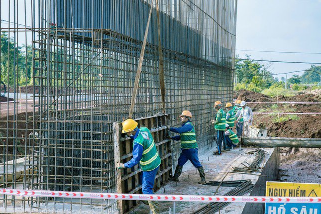 Cán bộ công nhân công trình bám sát tiến độ, thực hiện dự án cao tốc