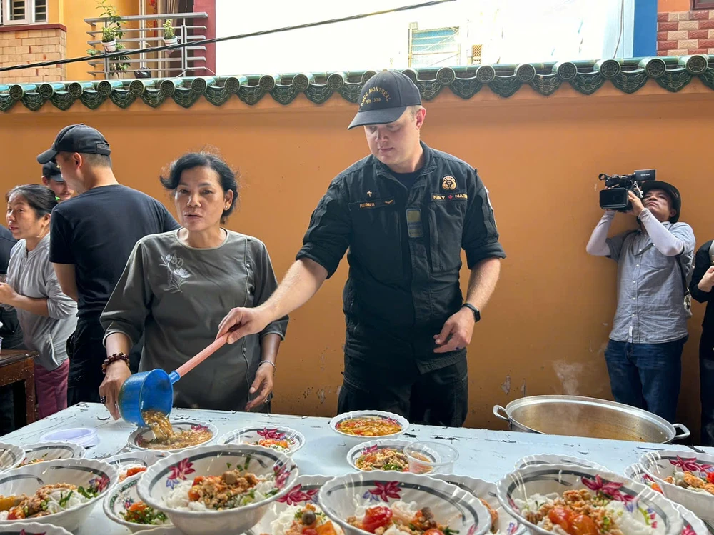 Kế đó, đoàn di chuyển đến Tổ đình Linh Sơn để hỗ trợ nấu bún riêu chay phát cho bà con đến viếng đình. Ảnh: DƯƠNG KHANG