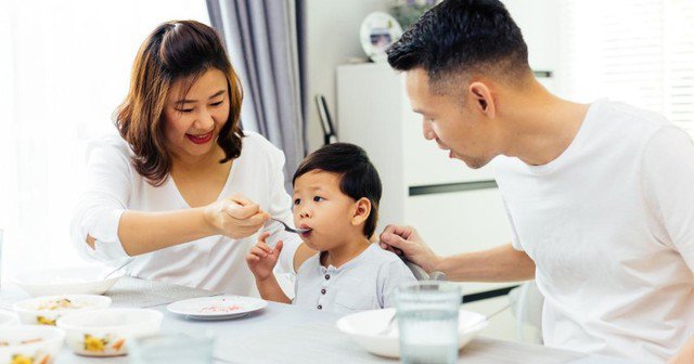 Cha mẹ thường coi con cái như những đứa trẻ và làm hộ chúng những việc mà lẽ ra bọn trẻ hoàn toàn tự làm được. Ảnh minh hoạ