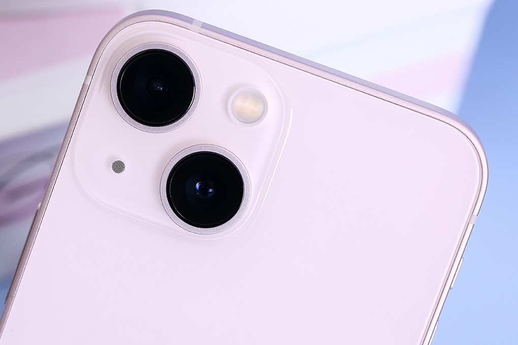 iPhone 13 Mini với camera sau kép chéo.